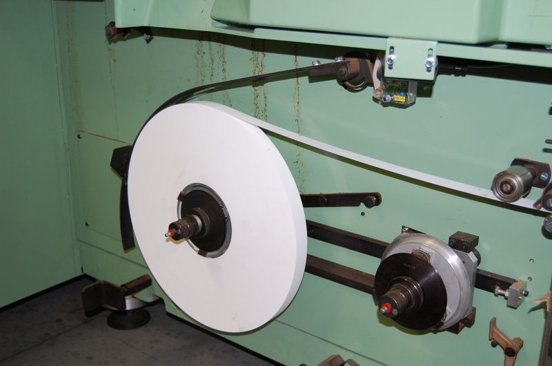 tl_files/content/Zigarettenpapier in der Maschine.JPG